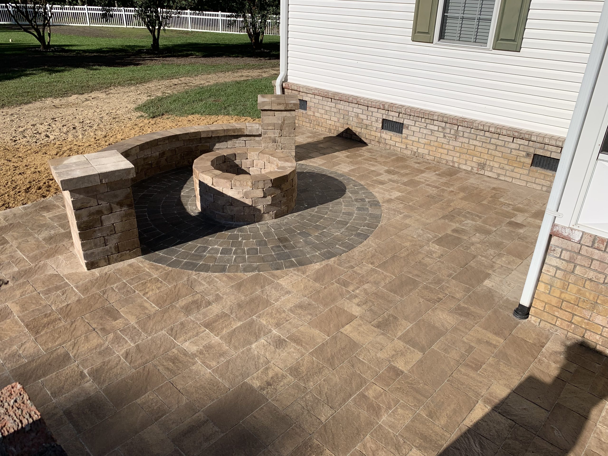 Services 2 Paver Patio Circle Kit with sitting wall, columns, and firepit
